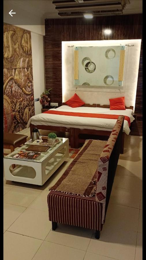 Hotel Krishna Ahmadabad Zewnętrze zdjęcie