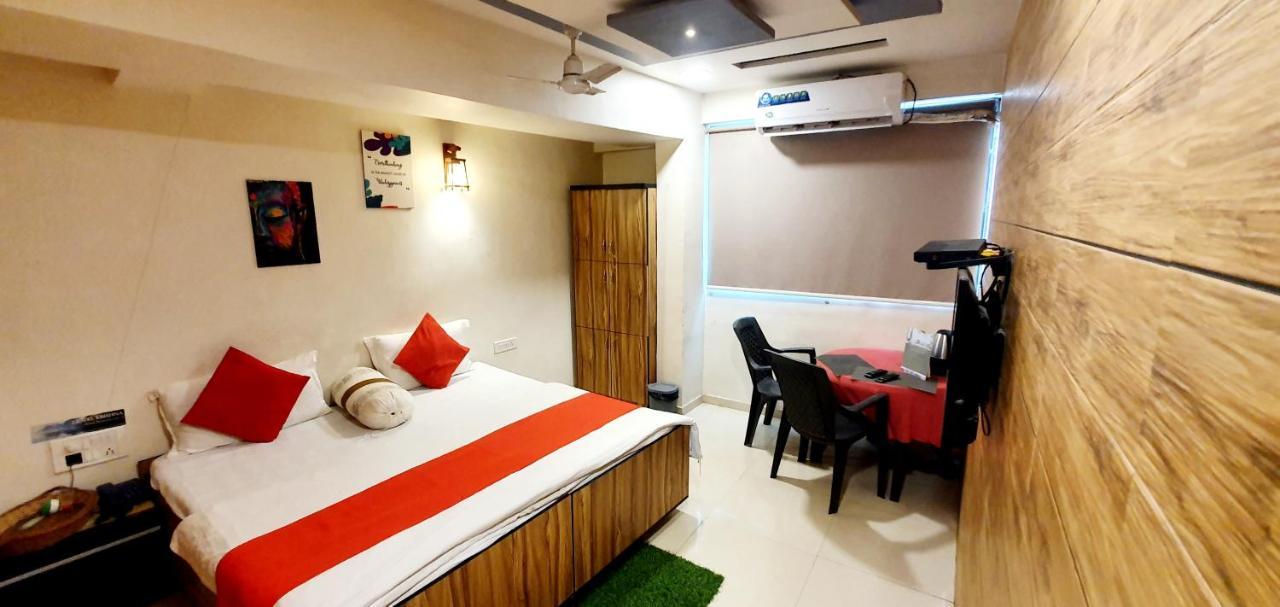 Hotel Krishna Ahmadabad Zewnętrze zdjęcie