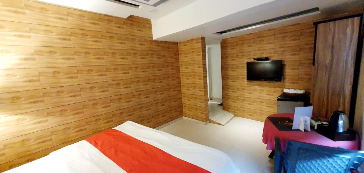 Hotel Krishna Ahmadabad Zewnętrze zdjęcie