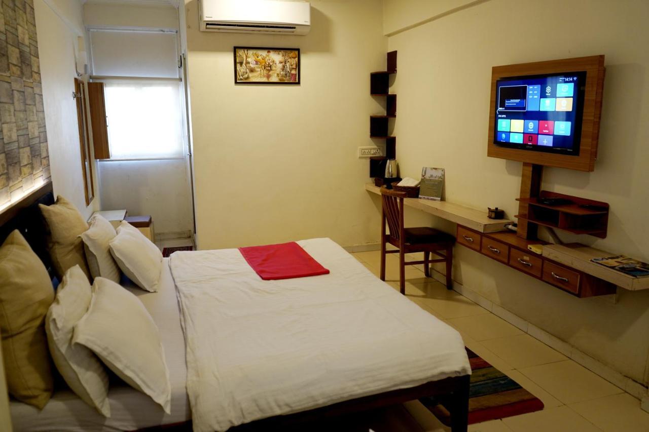 Hotel Krishna Ahmadabad Zewnętrze zdjęcie