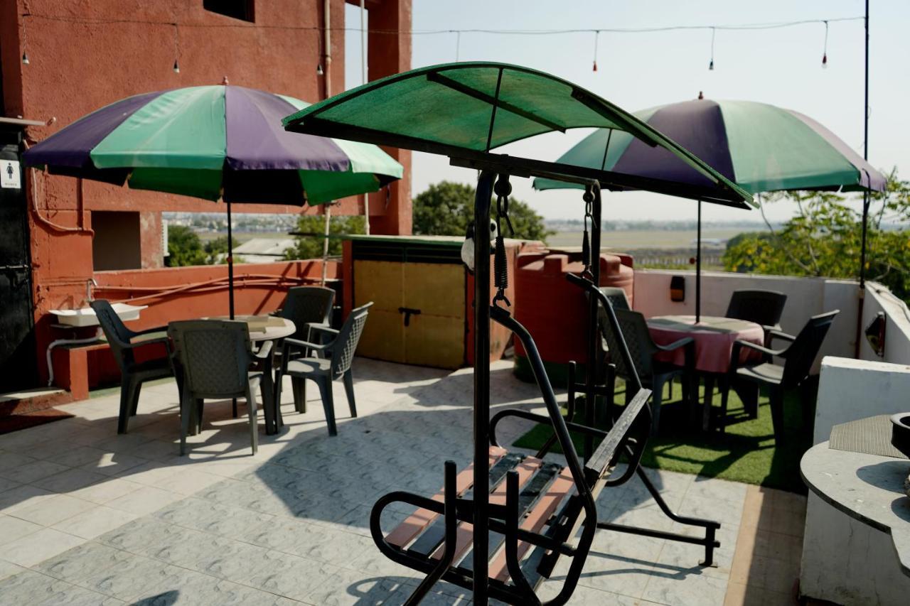 Hotel Krishna Ahmadabad Zewnętrze zdjęcie