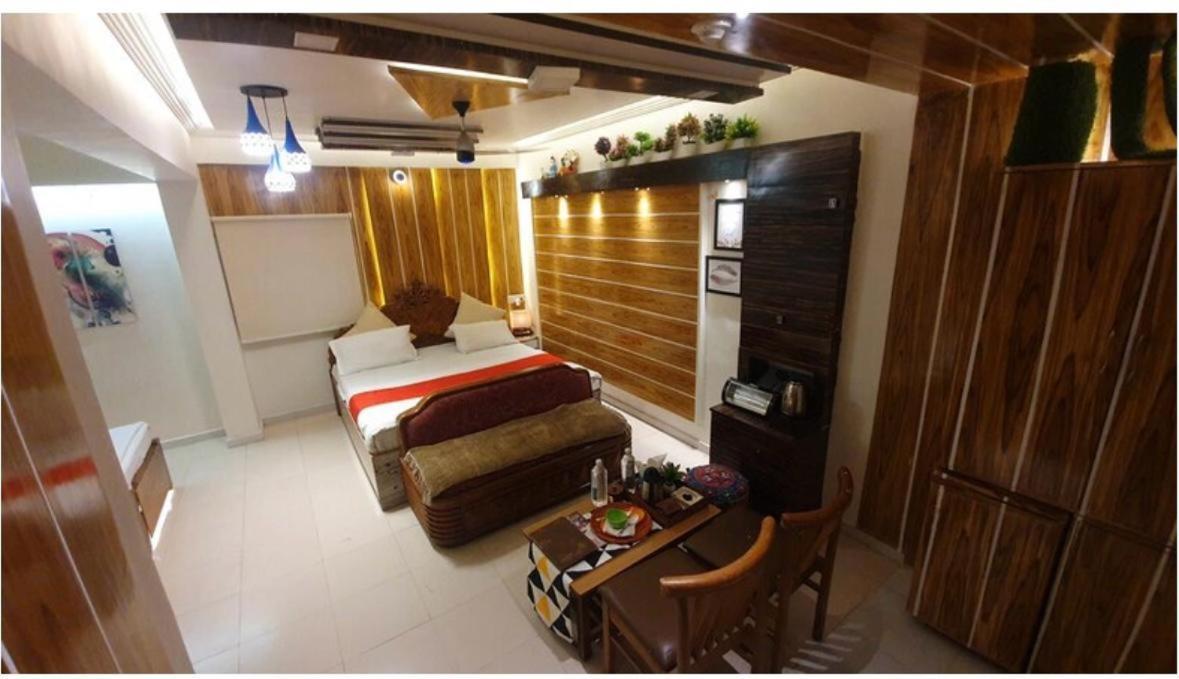 Hotel Krishna Ahmadabad Zewnętrze zdjęcie