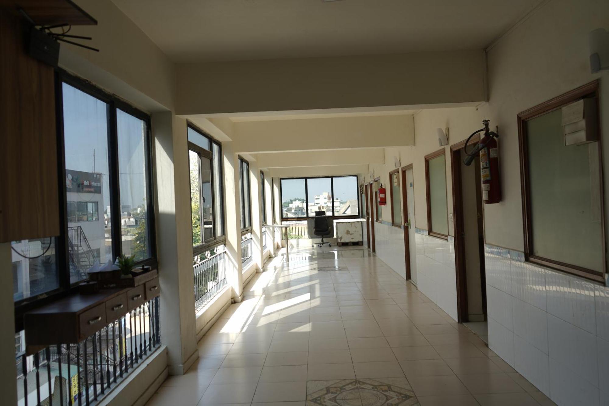 Hotel Krishna Ahmadabad Zewnętrze zdjęcie
