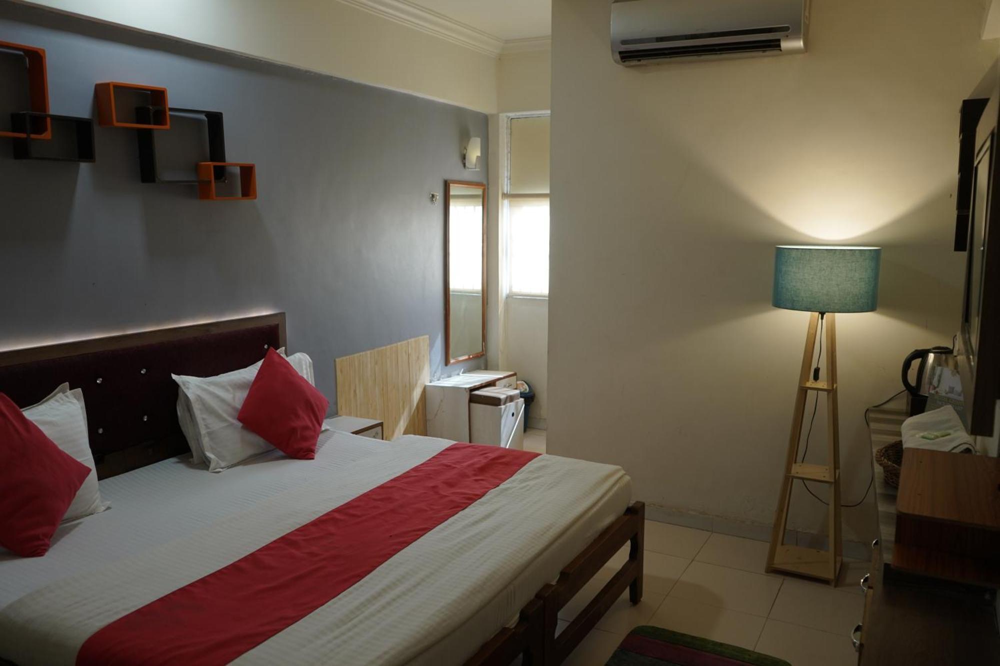 Hotel Krishna Ahmadabad Zewnętrze zdjęcie