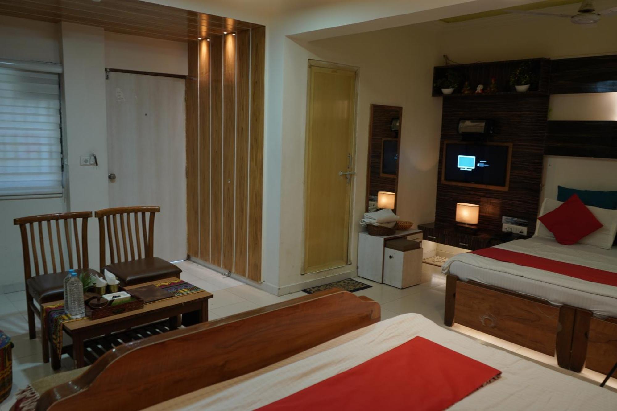 Hotel Krishna Ahmadabad Zewnętrze zdjęcie