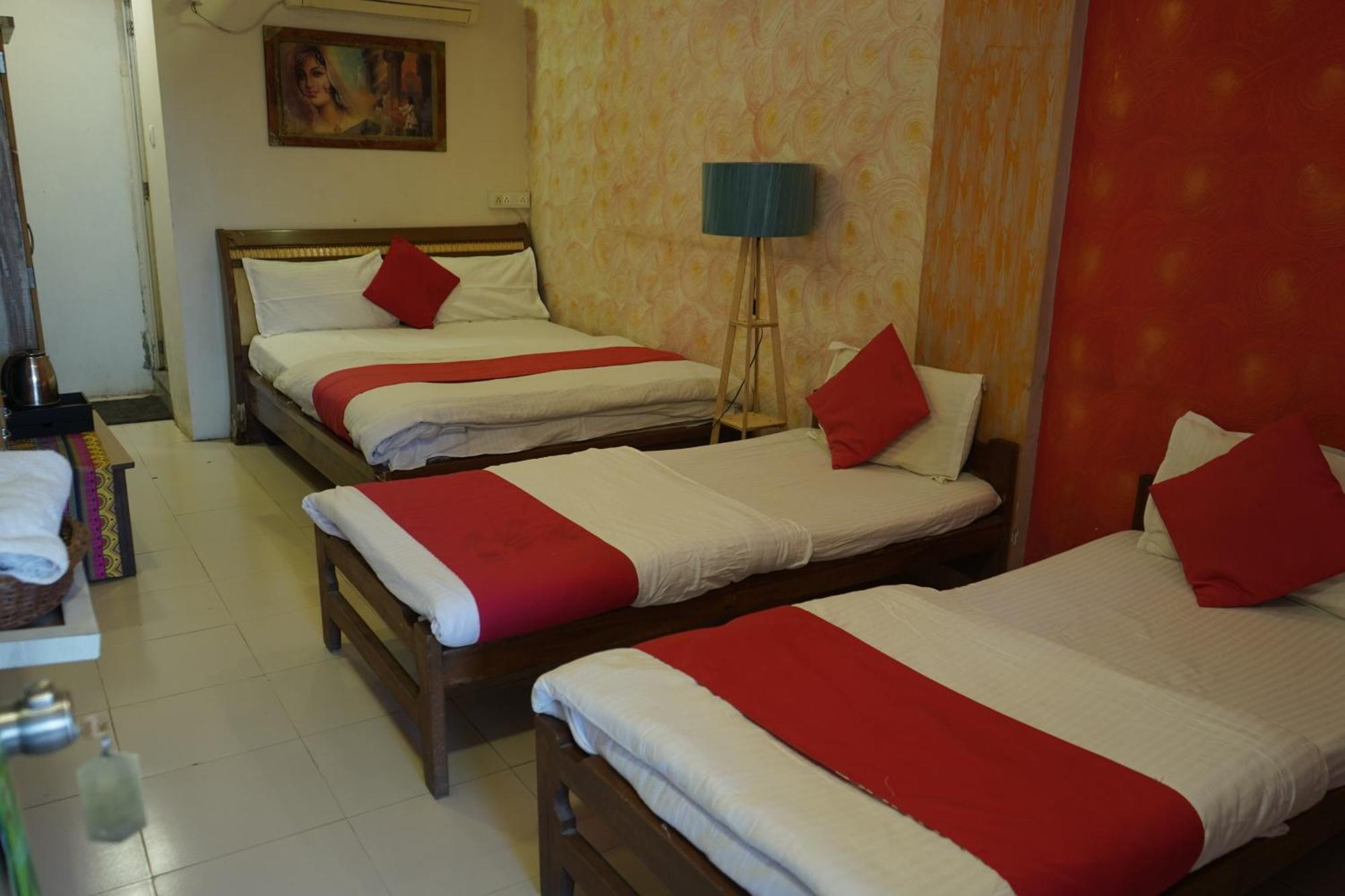 Hotel Krishna Ahmadabad Zewnętrze zdjęcie