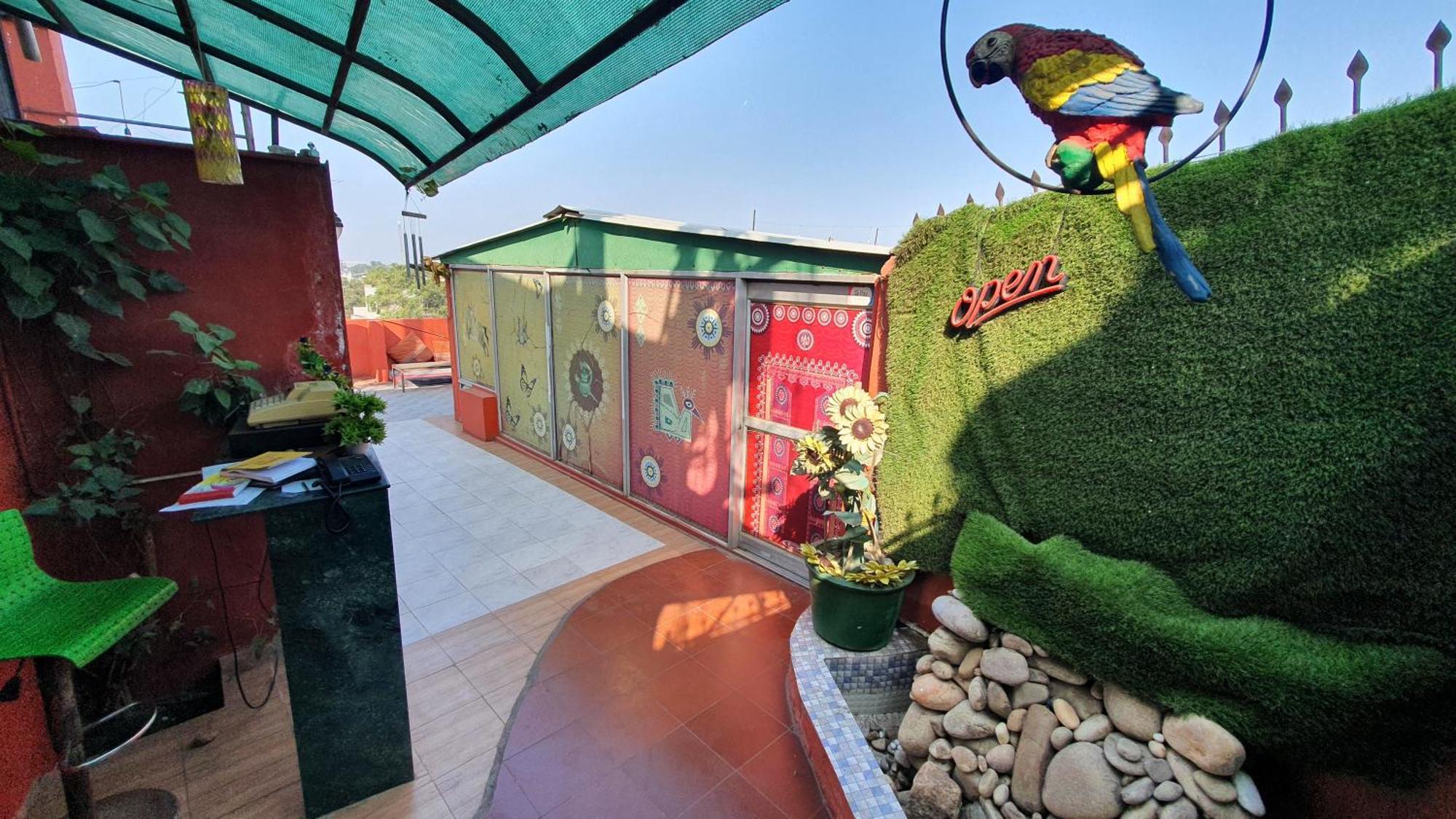 Hotel Krishna Ahmadabad Zewnętrze zdjęcie
